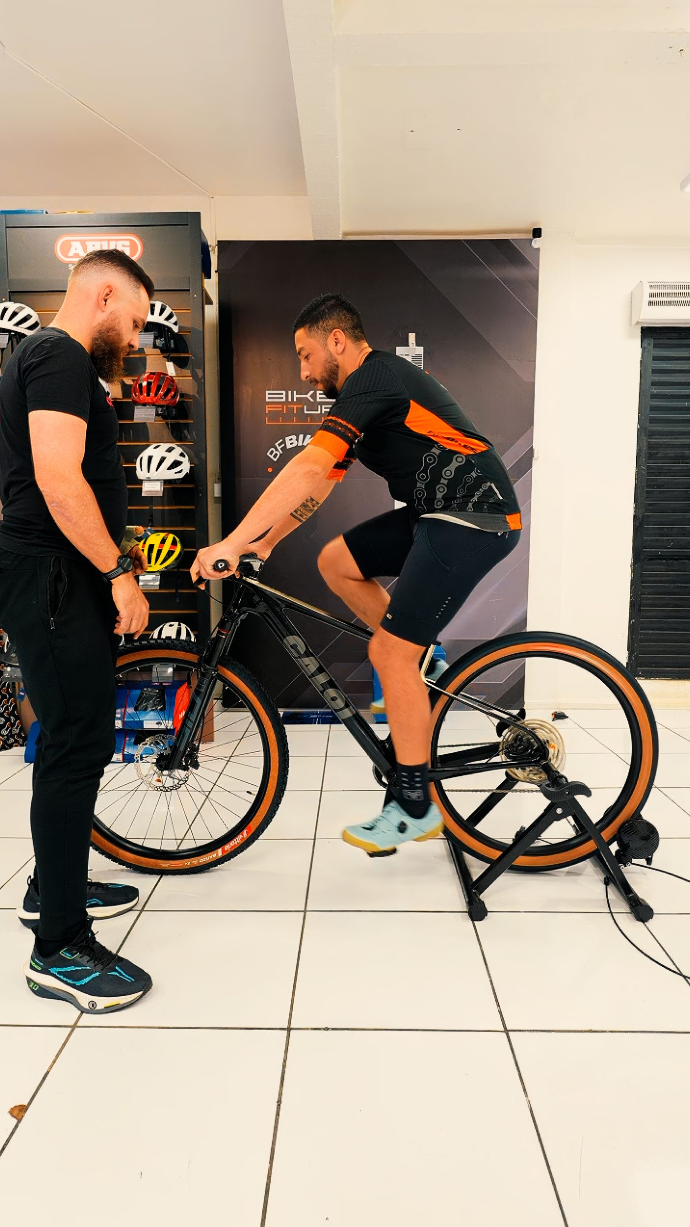 Bike Fit sendo realizado na oficina da BF Bikes, ajustando a postura do ciclista na bicicleta